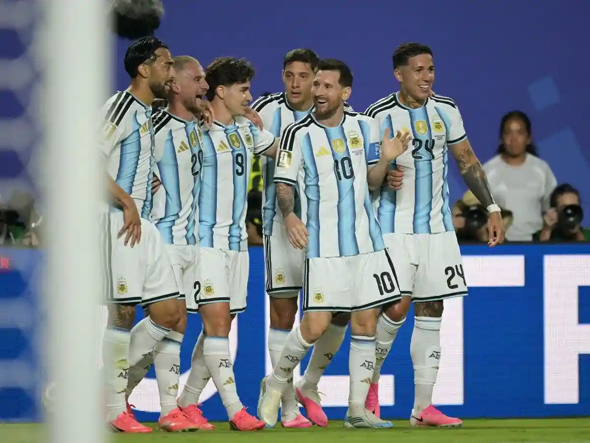 Lionel Messi celebrates with Argentina teammates during the World Cup 2026 match against Algeria.
